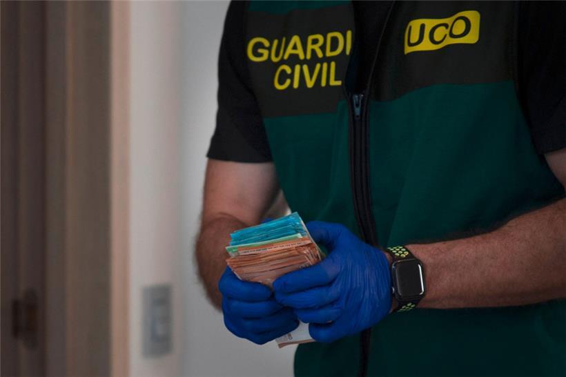 Mitglieder der spanischen Guardia Civil beschlagnahmen Geldscheine während eines Einsatzes gegen den Drogenhandel
