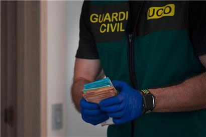 Mitglieder der spanischen Guardia Civil beschlagnahmen Geldscheine während eines Einsatzes gegen den Drogenhandel
