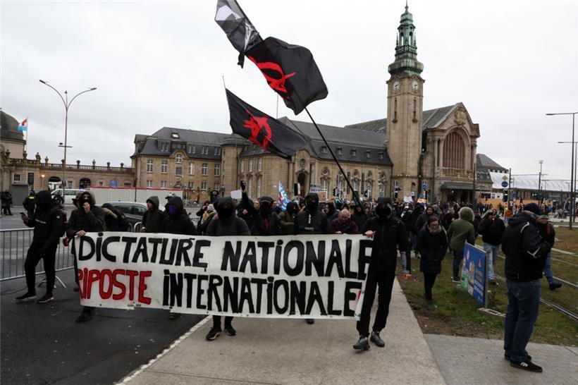 Mitglieder des „Bloc Lorrain“ führen die Demonstranten in Luxemburg durch die Straßen
