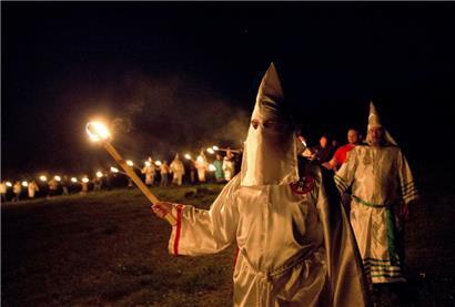 Mitglieder des Ku-Klux-Klans beteiligten sich am 23. April 2016 an einer Kreuzverbrennung nach einer Kundgebung im ländlichen Paulding County im US-Bundesstaat Georgia
