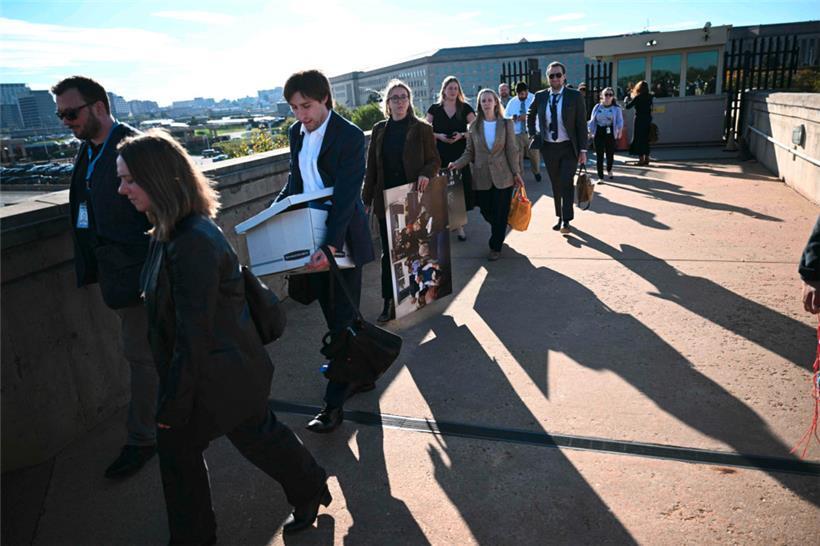 Mitglieder des Pentagon-Pressekorps beim Verlassen des Pentagon. Die US-Regierung will die Presse an die Leine nehmen. Das lassen sich aber viele nicht gefallen
