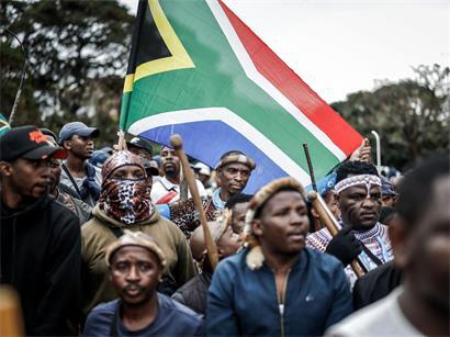 Mitglieder des Zulu-Regiments „Amabutho“ in Durban stellen Ultimatum zur Ausweisung illegaler Migranten