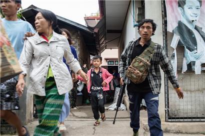 Mitglieder einer bewaffneten Gruppe im Ort Loikaw im Karenni-Staat helfen Zivilisten. In vielen Teilen Myanmars kämpfen derzeit ethnische Gruppen erfolgreich gegen die Junta. 
