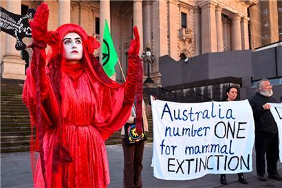 Mitglieder von Extinction Rebellion demonstrieren nach der Veröffentlichung des Berichts vor dem Parlament des Bundesstaates Victoria in Melbourne
