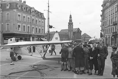 Mitgliederwerbung für das NSFK in Luxemburg-Stadt während einer Sammelaktion des Winterhilfswerks, 1941
