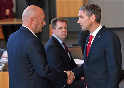 Mithilfe der Rechtsextremen an die Macht: Björn Höcke (r.), Fraktionsvorsitzender der AfD, gratuliert Thomas Kemmerich (l., FDP), dem neuen Thüringer Ministerpräsidenten

