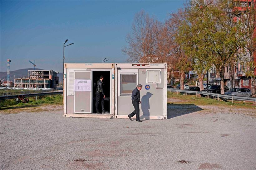 Mitrovica (Nordkosovo): In den zu provisorischen Wahllokalen umfunktionierten Containern blieben die Wahlhelfer am Wochenende fast unter sich
