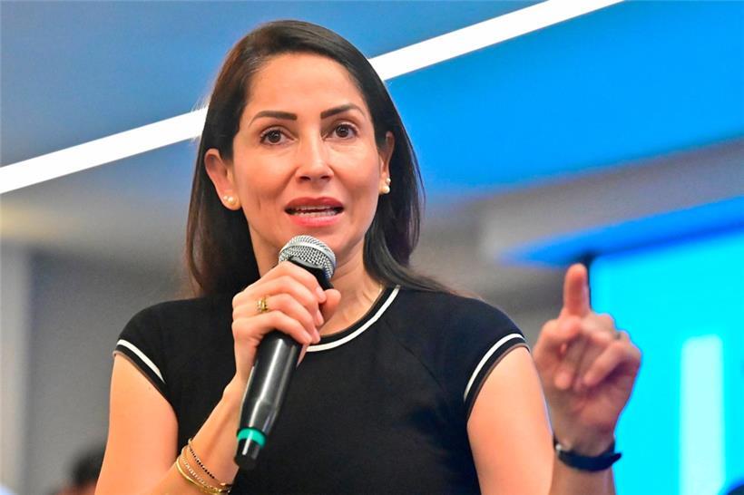 Mitte-links-Kandidatin Luisa González, alleinerziehende Anwältin, im Wahlkampf i...