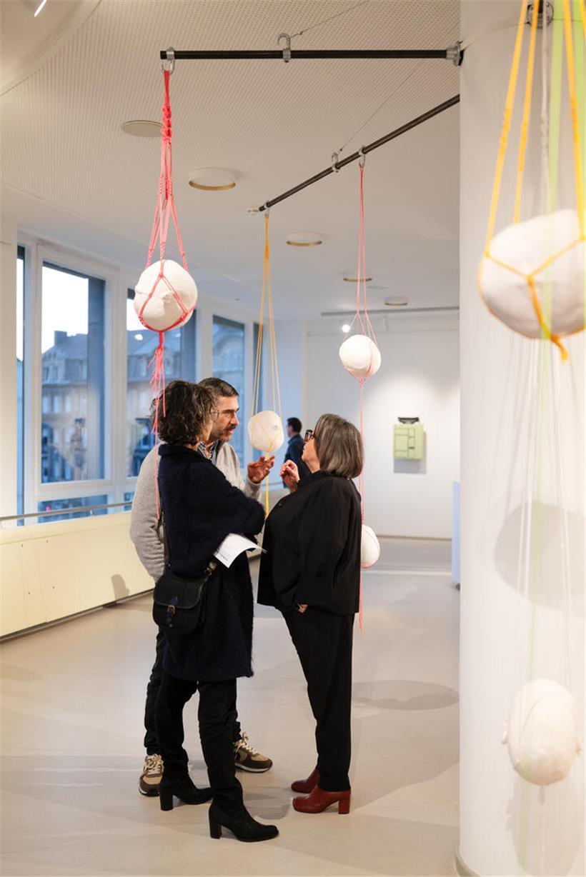 Mitten in der Ausstellung: die Kuratorin Danielle Igniti (r.)