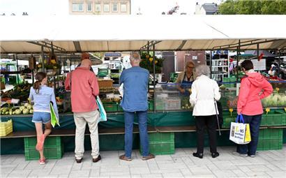Mittwochs und samstags lädt der „Stater Maart“ auf dem Knuedler zum Einkaufen unter freiem Himmel ein
