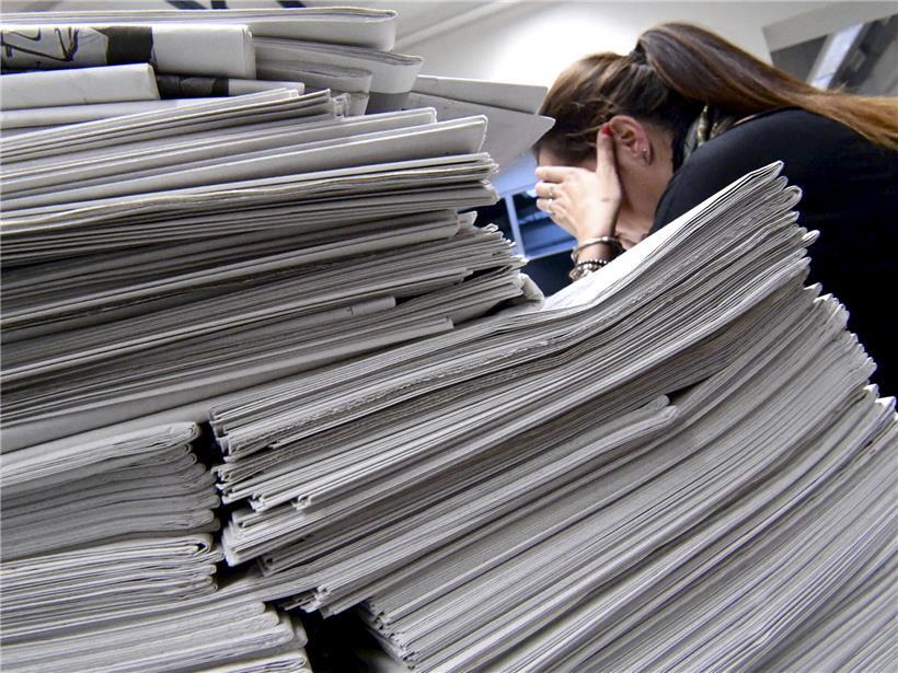 Mobbing am Arbeitsplatz im öffentlichen Dienst belastet gestresste Beschäftigte bei der Arbeit