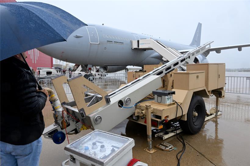 Mobile Abschussrampe, dahinter ein A330 der multinationalen MRTT-Flotte