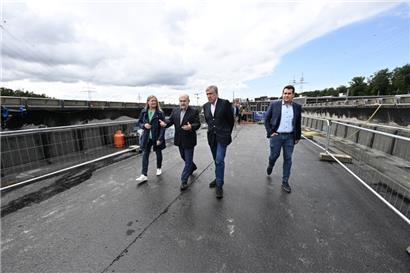 Mobilitätsminister François Bausch hat die Baustelle der Trambrücke am Freitagnachmittag besucht
