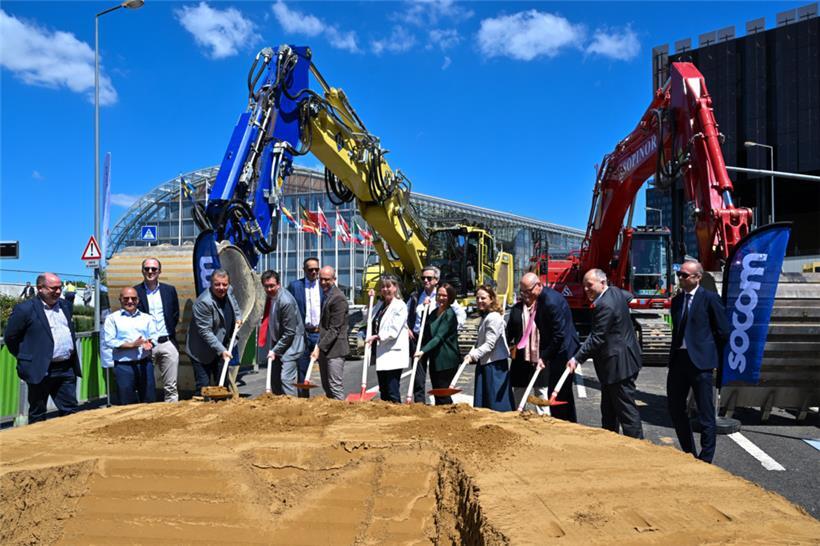 Mobilitätsministerin Yuriko Backes (DP), die Mitglieder des Verwaltungsrats von ...