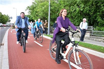 Mobilitätsministerin Yuriko Backes (DP) und der Escher Schöffe Meris Sehovic („déi gréng“) anlässlich der Einweihung des neuen Radwegs
