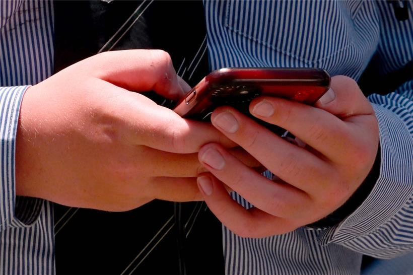 Mobiltelefone können mit entsprechender Software zu einer überall verfügbaren Abhör-Wanze werden – oder anderswie ihre Inhalte preisgeben
