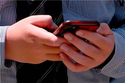 Mobiltelefone können mit entsprechender Software zu einer überall verfügbaren Abhör-Wanze werden – oder anderswie ihre Inhalte preisgeben

