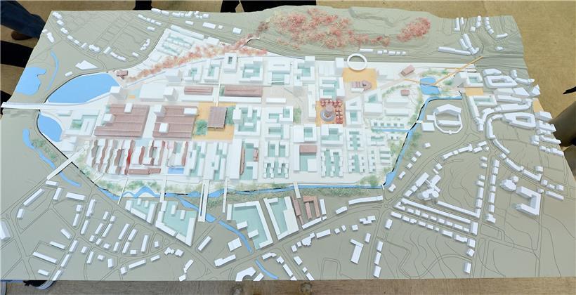 Modell: In 20 bis 25 Jahres soll das Gelände der Schifflinger „Schmelz“ ungefähr so aussehen. Die braunen Elemente im Inneren sind heute existierende Gebäude des früheren Stahlwerks.
