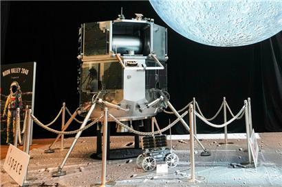 Modelle der Mondlandefähre Resilience (Mitte, links) und des Mondrovers Tenacious (Mitte, rechts) des japanischen Privatunternehmens ispace
