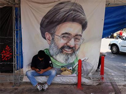 Porträt von Modschtaba Chamenei, Irans Oberster Führer seit März, an Gebäudefassaden in Teheran sichtbar