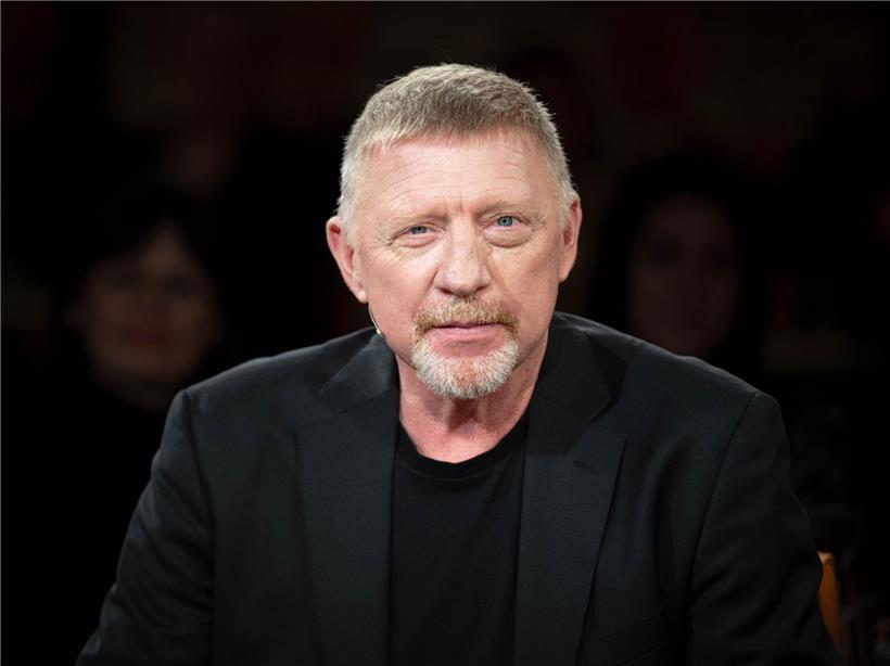 Boris Becker lehnt ab, Tennis-Coach zu werden, und zeigt entschlossene Haltung vor Tennisplatz.