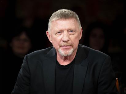 Boris Becker lehnt ab, Tennis-Coach zu werden, und zeigt entschlossene Haltung vor Tennisplatz.