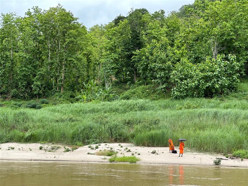 Mönche, die darauf warten, vom Slow Boat abgeholt zu werden
