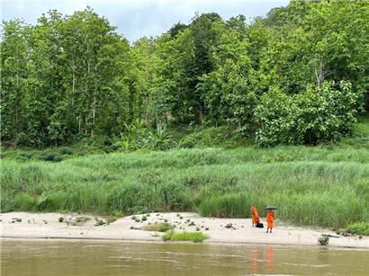 Mönche, die darauf warten, vom Slow Boat abgeholt zu werden
