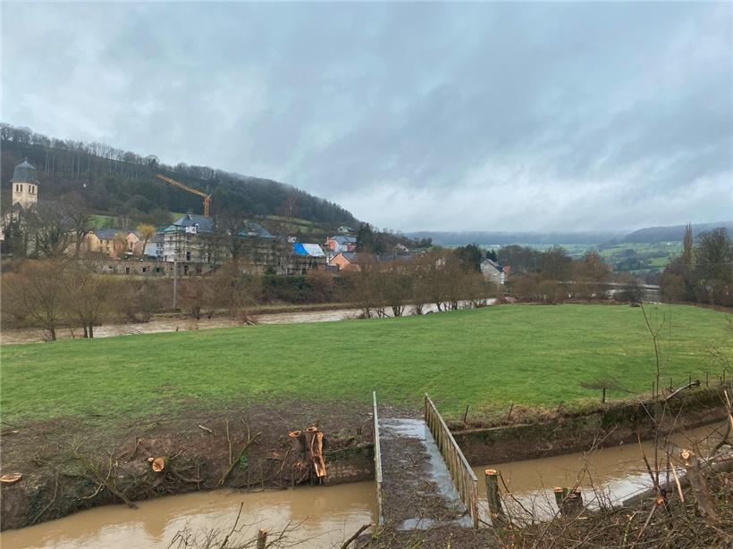 Moestroff depuis l’emplacement du moulin du général Clément–Thomas, au premier plan le canal qui l’irriguait et à l’arrière-plan le village et son château en cours de rénovation
