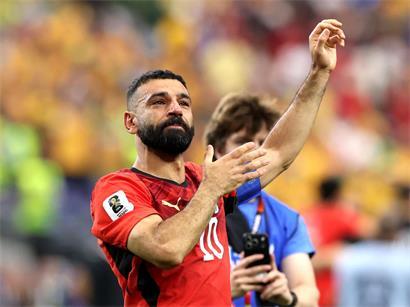 Mohamed Salah aus Ägypten applaudiert den Fans nach Elfmeterschießen-Sieg seiner Fußballmannschaft