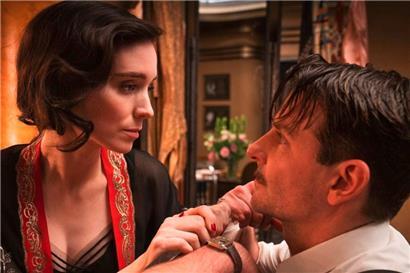 Molly (Rooney Mara) observe avec méfiance les escroqueries de son partenaire Stan (Bradley Cooper)
