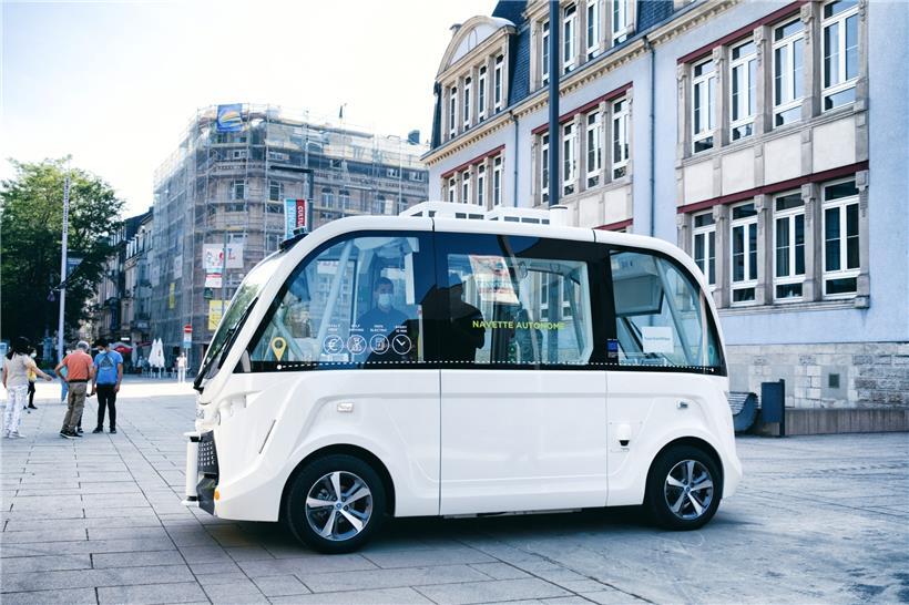 Momentan zwecks Konfigurierung in der Alzettestraße unterwegs: der autonome Bus, der Ende des Monats seinen Betrieb aufnehmen soll
