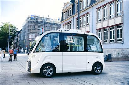Momentan zwecks Konfigurierung in der Alzettestraße unterwegs: der autonome Bus, der Ende des Monats seinen Betrieb aufnehmen soll
