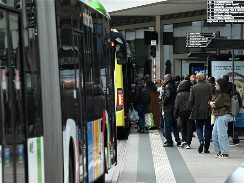 Hamilius in Luxemburg bei Dämmerung, beleuchtete Gebäude und Straßen am Dienstagabend