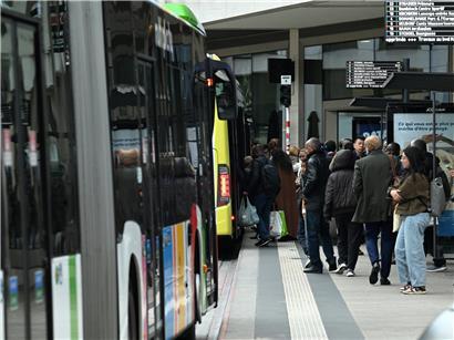Hamilius in Luxemburg bei Dämmerung, beleuchtete Gebäude und Straßen am Dienstagabend