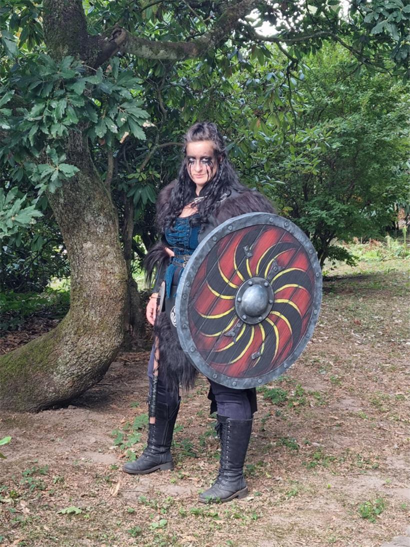 Mona mit ihrem selbst gemachten Wikingerschild
