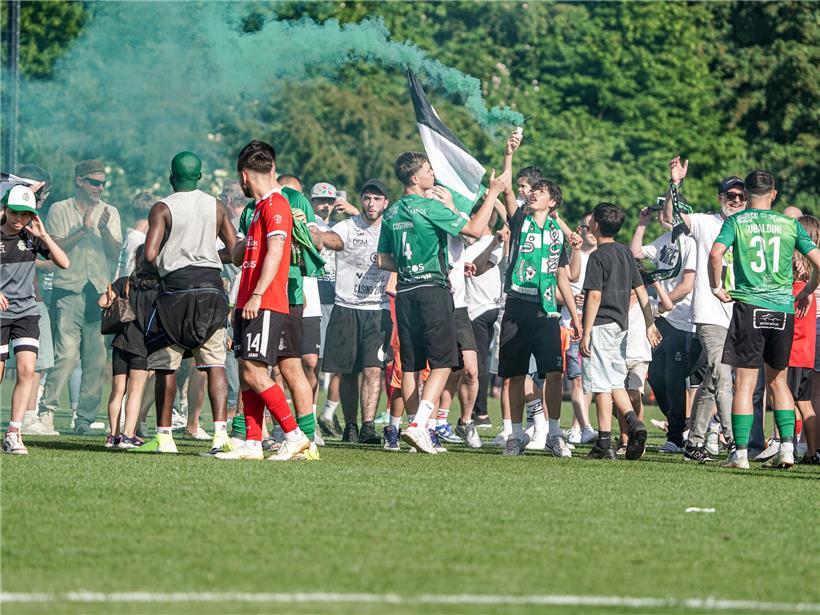 Fans in Mondorf verfolgen gespannt die Auslosung des Pokalfinales auf großen Bildschirmen im Stadtzentrum