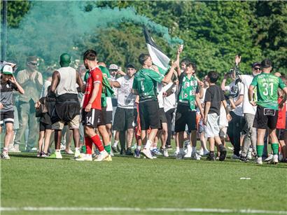 Fans in Mondorf verfolgen gespannt die Auslosung des Pokalfinales auf großen Bildschirmen im Stadtzentrum