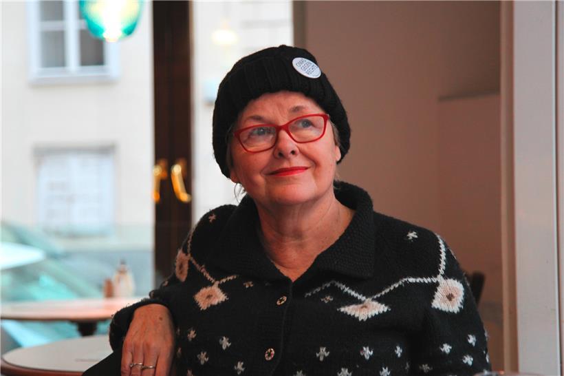 Monika Salzer hat mit „Omas gegen rechts. Warum wir für die Zukunft unserer Enkel kämpfen“ auch ein Buch über ihr Engagement verfasst. 
