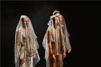 Monika Valkunaite, Tekle Baroti et Nora Zrika s’en donnent à cœur joie dans une comédie musicale souvent décalée
