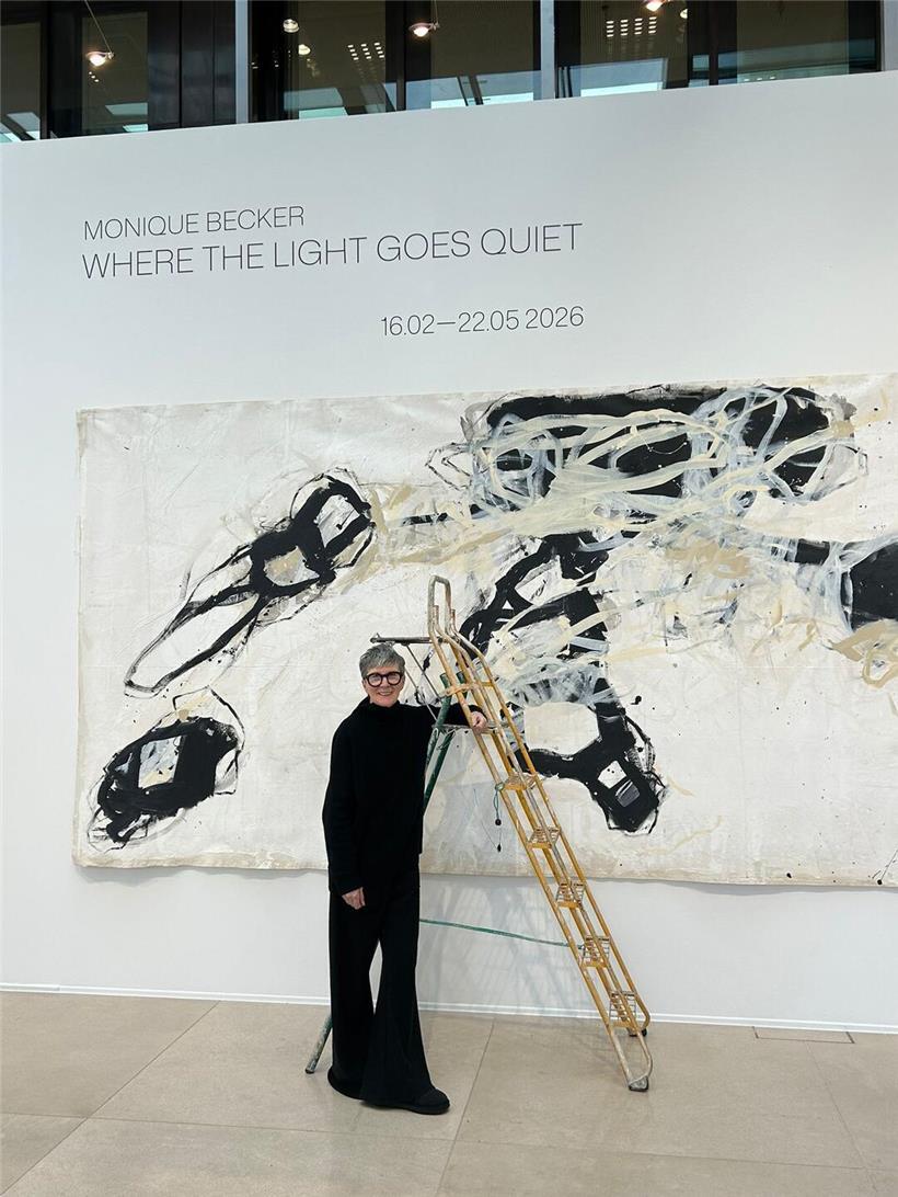 Monique Becker vor ihren farbenfrohen abstrakten Gemälden in ihrem Atelier