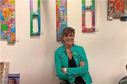 Monique Collette vor einigen ihrer Kompositionen
