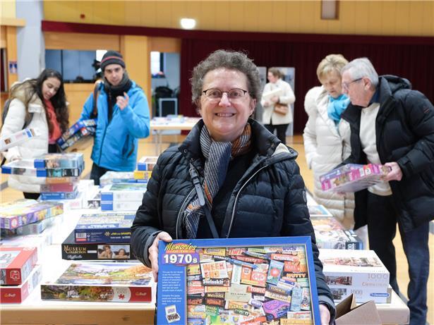 Monique Decker startet Puzzle auf stabilem Untergrund mit großzügigem Platz für entspanntes Puzzeln