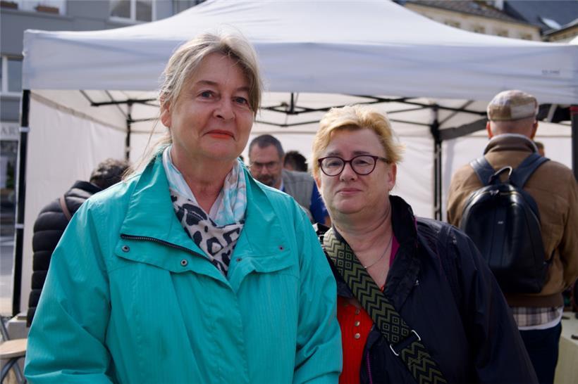 Monique Stoffel (l.) – hier mit ihrer Nachbarin Michèle Frieden – besucht den Flohmarkt in Arlon seit über 40 Jahren – „weil man hier nie mit leeren Händen nach Hause geht“ 
