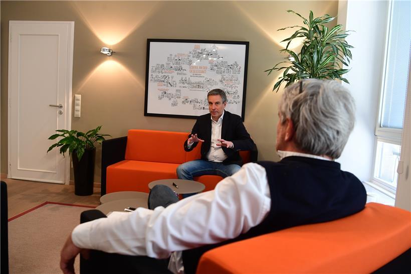 Montagnachmittag im Bildungsministerium. Minister Claude Meisch antwortet in seinem Büro auf über drei Meter Distanz auf unsere Fragen. 
