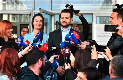 Montenegros künftiger Präsident Jakov Milatovic (M.) und seine Ehefrau nach der Stimmabgabe am Sonntag
