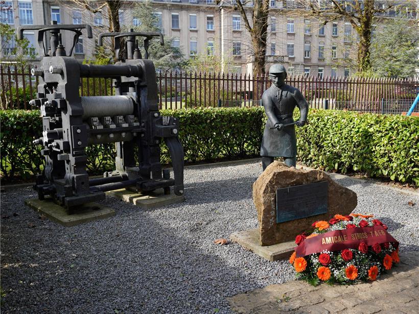 Monument „Emwalzer“ aus Stein mit kunstvollen Verzierungen vor blauem Himmel