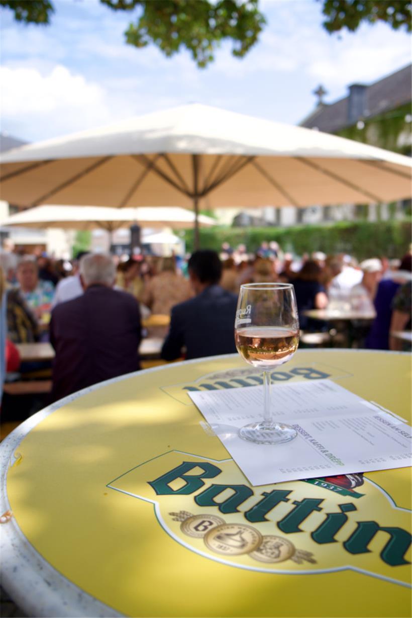 Moselwein gehört dazu – aber im Mittelpunkt steht das Miteinander, nicht der Alk...