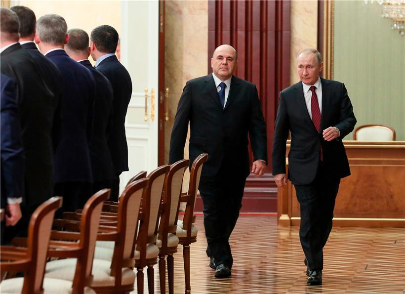 Moskau: Wladimir Putin (r), Präsident von Russland, und Michail Mischustin, neuer Ministerpräsident von Russland, treffen zu einer Sitzung des neuen Kabinetts ein.
