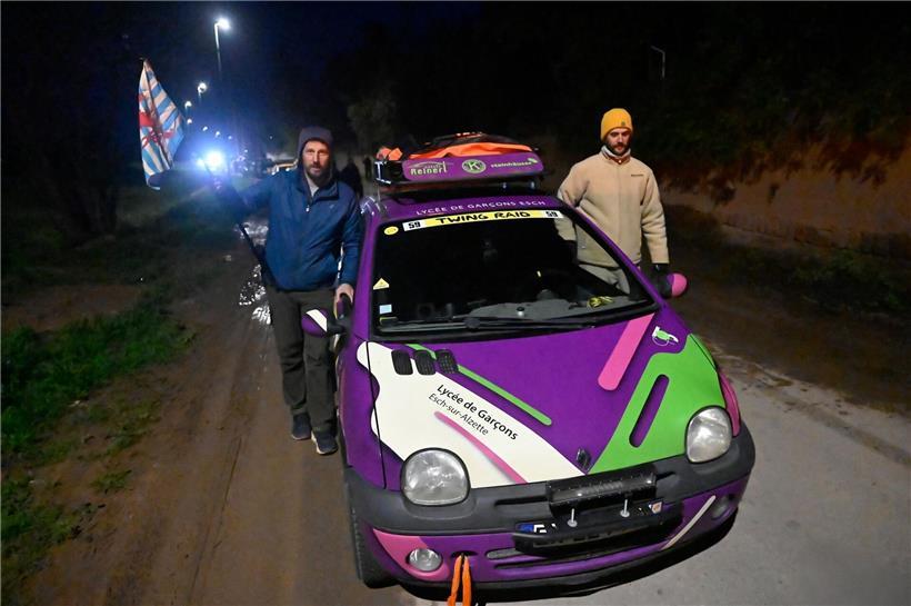 Müde Kämpfer erschöpft kurz vor dem Ziel in einem intensiven Wettkampf, Symbol für Durchhaltevermögen und Motivation